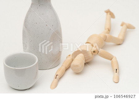 宴会で酔い潰れた人のイメージ 宴会で酔い潰れた人のイメージ 106546927