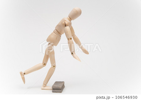床の障害物につまずくデッサン人形 床の障害物につまずくデッサン人形 106546930