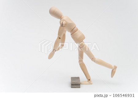 床の障害物につまずくデッサン人形 106546931
