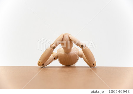 頭を抱えるデッサン人形 頭を抱えるデッサン人形 106546948