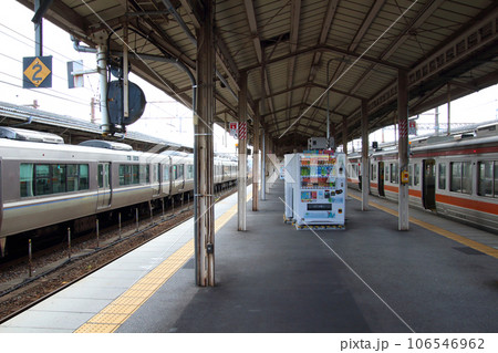 米原駅に停車中の琵琶湖線223系／東海道本線311系 106546962