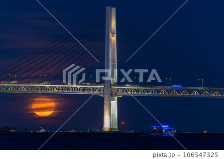 《神奈川県》横浜ベイブリッジとスーパームーン 《神奈川県》横浜ベイブリッジとスーパームーン 106547325