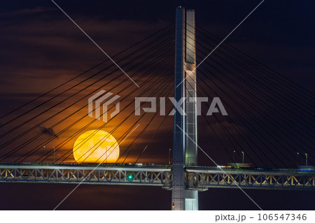 《神奈川県》横浜ベイブリッジとスーパームーン 106547346