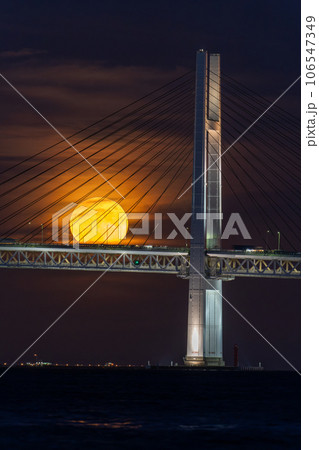 《神奈川県》横浜ベイブリッジとスーパームーン 106547349