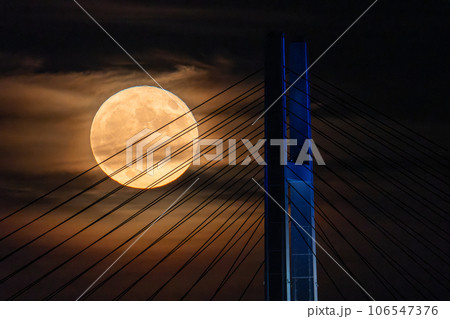 《神奈川県》横浜ベイブリッジとスーパームーン 106547376