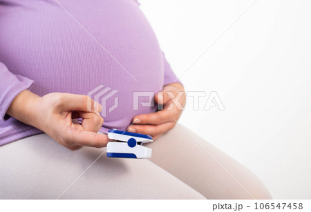 Measurement of oxygen in the blood of a pregnant woman. Hypoxia during pregnancy. Copy space for text Measurement of oxygen in the blood of a pregnant woman. Hypoxia during pregnancy. Copy space for text 106547458