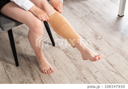 Orthopedic medical kneecap on the leg of a girl. Micromassage and warming effect in inflammatory diseases of the knee. Copy space for text 106547930