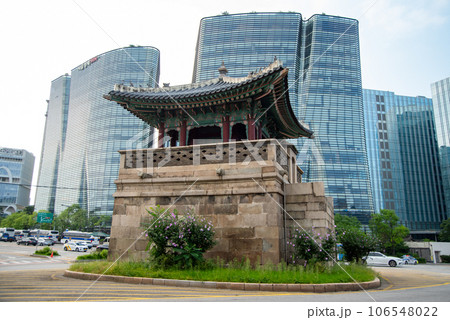 韓国ソウルにある東十字閣と街並みの美しい風景 106548022