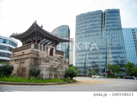 韓国ソウルにある東十字閣と街並みの美しい風景 106548023