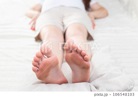 Pain and heaviness in the legs in pregnant women. Varicose veins on the legs of pregnant women. Close-up 106548103