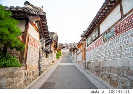 韓国ソウルにある北村韓屋村のとても美しい風景 韓国ソウルにある北村韓屋村のとても美しい風景 106548411