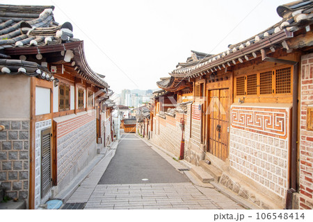 韓国ソウルにある北村韓屋村のとても美しい風景 韓国ソウルにある北村韓屋村のとても美しい風景 106548414