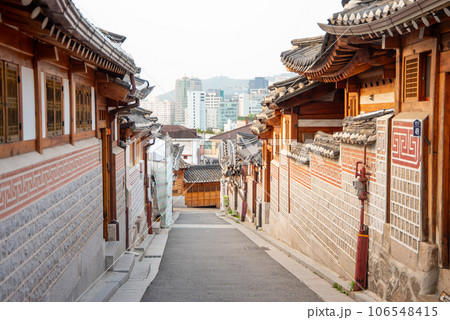 韓国ソウルにある北村韓屋村のとても美しい風景 韓国ソウルにある北村韓屋村のとても美しい風景 106548415