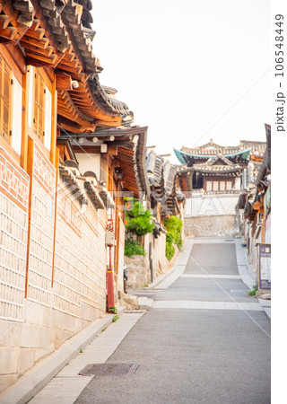 韓国ソウルにある北村韓屋村のとても美しい風景 韓国ソウルにある北村韓屋村のとても美しい風景 106548449