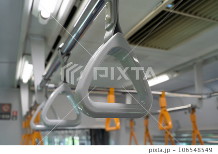 電車の吊り革 電車の吊り革 106548549