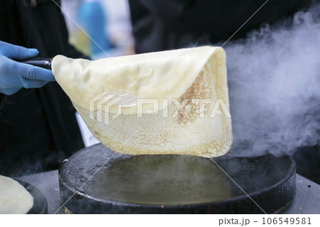Pour the pancake batter into the skillet. Prepare pancakes. 106549581