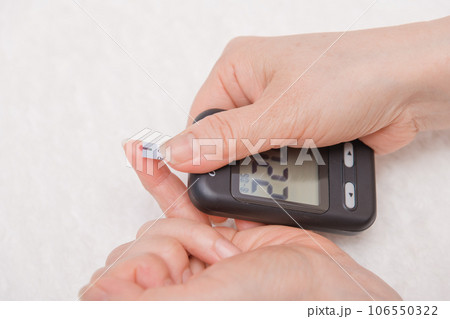 【糖尿病の血糖値測定　血液とセンサー】 106550322