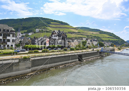 ライン川クルーズ リューデスハイム・アススマンスハウゼンの街並み/ドイツ ライン川クルーズ リューデスハイム・アススマンスハウゼンの街並み/ドイツ 106550356
