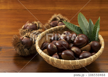 深ざるに入れて葉を添えたいが栗 106550468