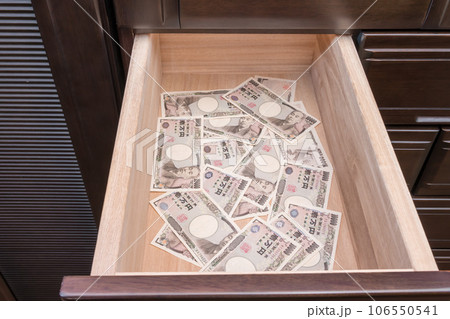 【たんすの引き出しに隠された一万円札】 【たんすの引き出しに隠された一万円札】 106550541