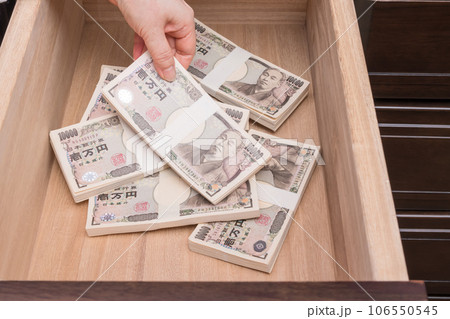 【たんすの引き出しに札束を隠す主婦】 【たんすの引き出しに札束を隠す主婦】 106550545