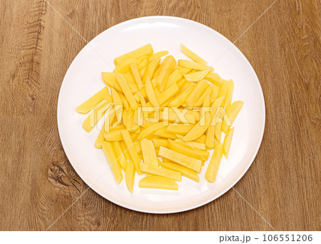 Sliced raw potatoes 106551206