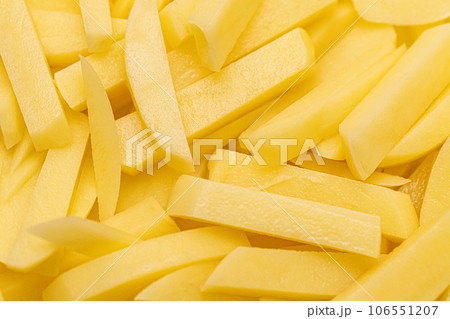 Sliced raw potatoes 106551207