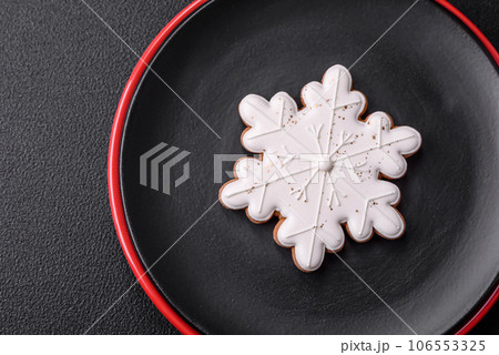A beautiful Christmas composition consisting of ceramic plates, gingerbread and other elements 106553325