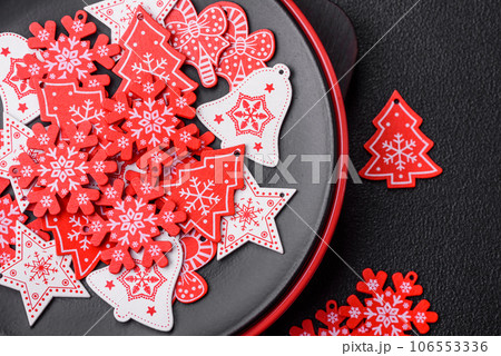 A beautiful Christmas composition consisting of ceramic plates, gingerbread and other elements A beautiful Christmas composition consisting of ceramic plates, gingerbread and other elements 106553336