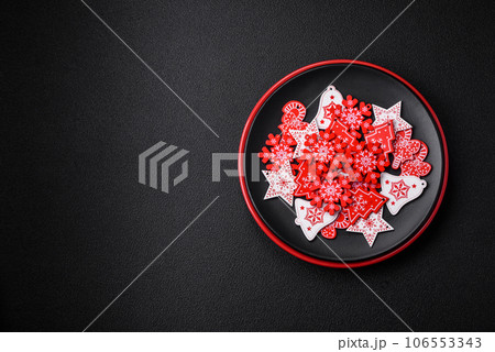 A beautiful Christmas composition consisting of ceramic plates, gingerbread and other elements 106553343