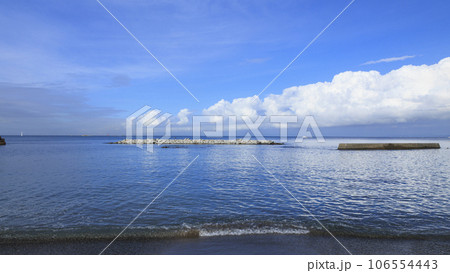 湘南三浦半島神奈川県三浦郡葉山町森戸の裕次郎灯台付近の夏 106554443