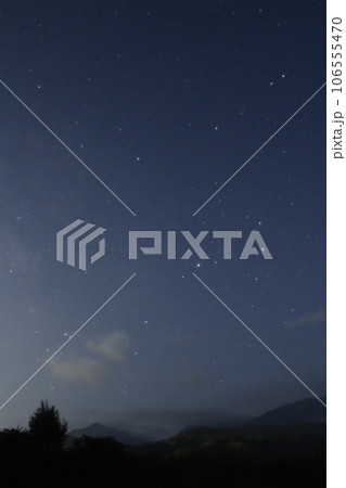 北杜市武川町、南東の空のさそり座、赤く輝くアンタレス 106555470