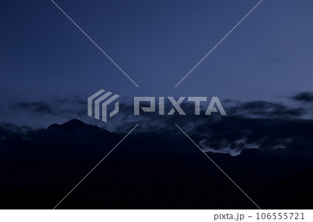 北杜市武川町、夕焼けが終わりブルーアワーの静かなひと時 106555721