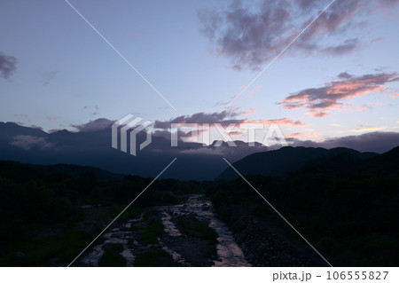 北杜市武川町、夕暮れの南アルプスの山並み、茜雲 106555827