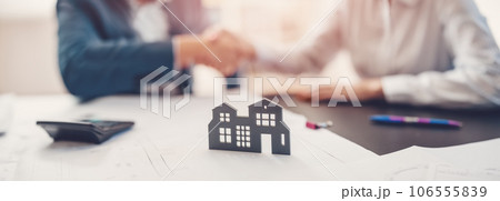 Handshake between two people concluding a contract for the sale of housing. 106555839