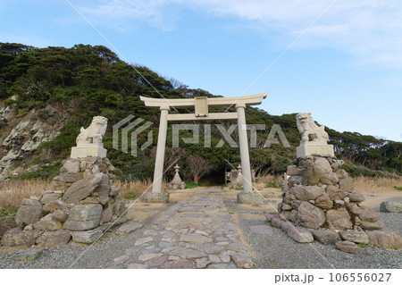 越前海岸　雄島の大湊神社入口 106556027