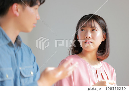 先輩とのメンタリングで少し不安な表情の後輩女性_1 106556250