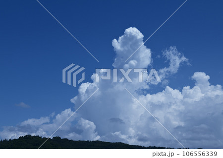 北杜市白州町、夏の青空に高く湧き上がる入道雲 106556339