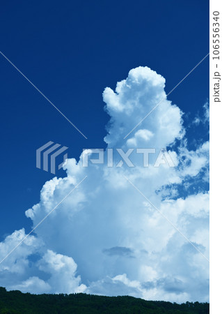 北杜市白州町、夏の青空に高く湧き上がる入道雲 106556340
