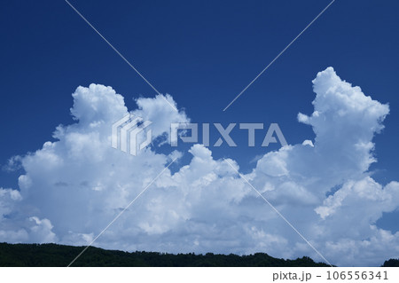北杜市白州町、夏の青空に高く湧き上がる入道雲 106556341