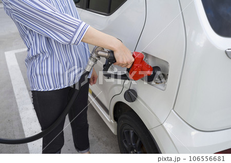ガソリンスタンドで車に給油する人 ガソリンスタンドで車に給油する人 106556681