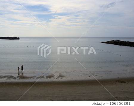 白鶴浜海水浴場の夏の午後 熊本県天草市天草町高浜北 白鶴浜海水浴場の夏の午後 熊本県天草市天草町高浜北 106556891
