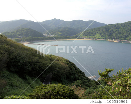十三仏堂付近から見た白鶴浜海水浴場 熊本県天草市天草町高浜北 十三仏堂付近から見た白鶴浜海水浴場 熊本県天草市天草町高浜北 106556961
