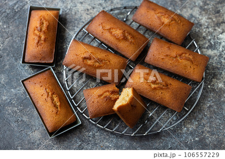 美味しそうなフィナンシェ 106557229