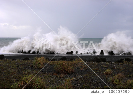 台風の高波 106557599