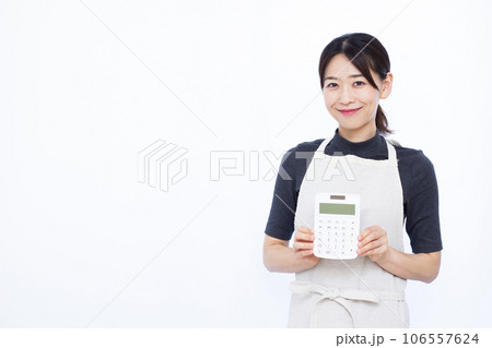 白い背景の前で電卓を持つ30代の主婦 106557624