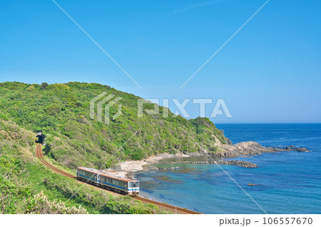 【ゆうひパーク三隅からの風景 (日本海と山陰本線)】 島根県浜田市三隅町折居 【ゆうひパーク三隅からの風景 (日本海と山陰本線)】 島根県浜田市三隅町折居 106557670