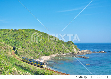 【ゆうひパーク三隅からの風景 (日本海と山陰本線)】 島根県浜田市三隅町折居 【ゆうひパーク三隅からの風景 (日本海と山陰本線)】 島根県浜田市三隅町折居 106557671