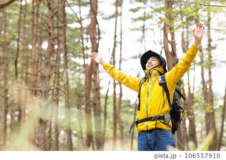 ハイキングを楽しむ男性 106557910