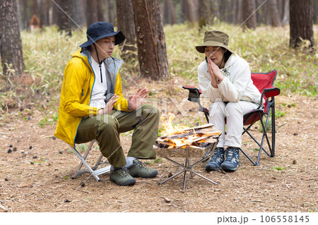 キャンプを楽しむカップル 106558145